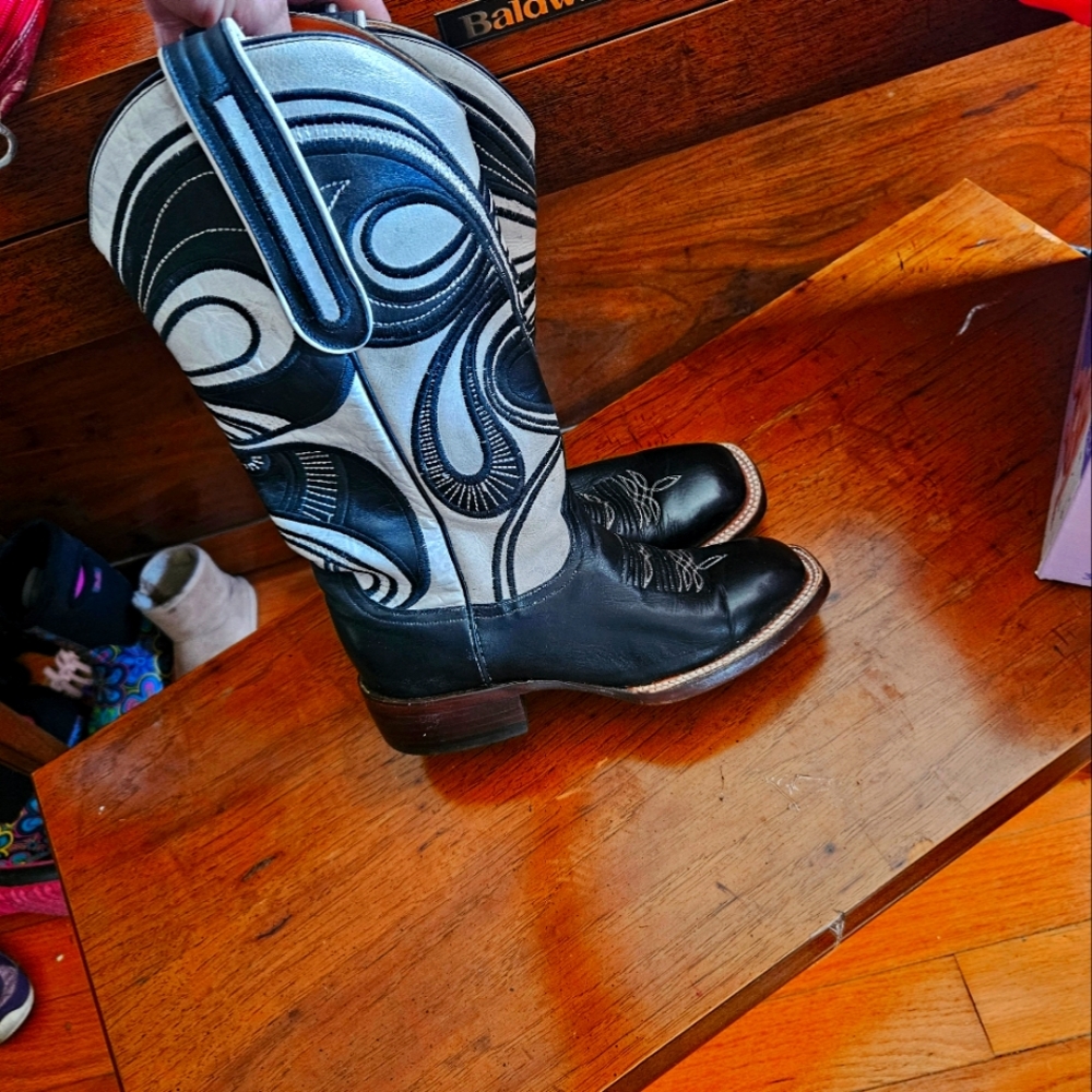 Lucchese Ladies Cowboy boots. Size 7